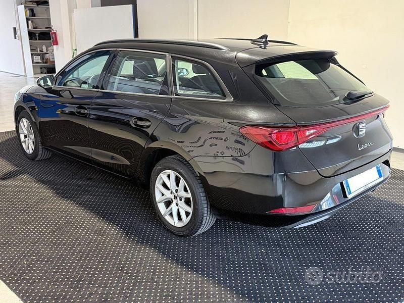 Käytetty Seat Leon Style 110 HP (80 kW) 2022 Musta Farmari