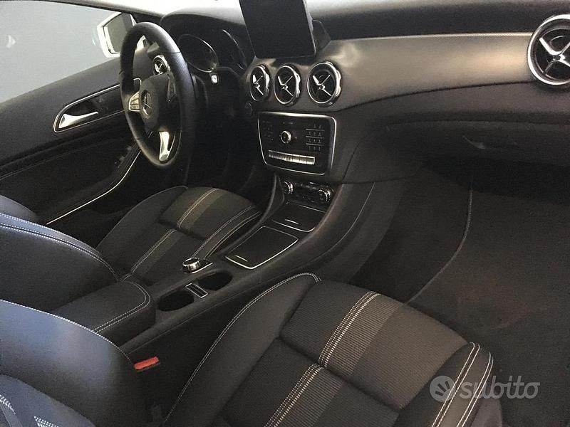 Usata Mercedes GLA200 156 CV (114 kW) 2019 Grigio SUV