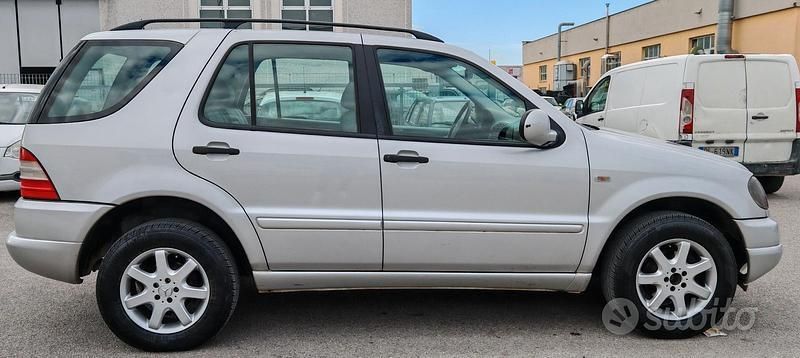 Usata Mercedes ML270 163 CV (119 kW) 2001 Grigio SUV
