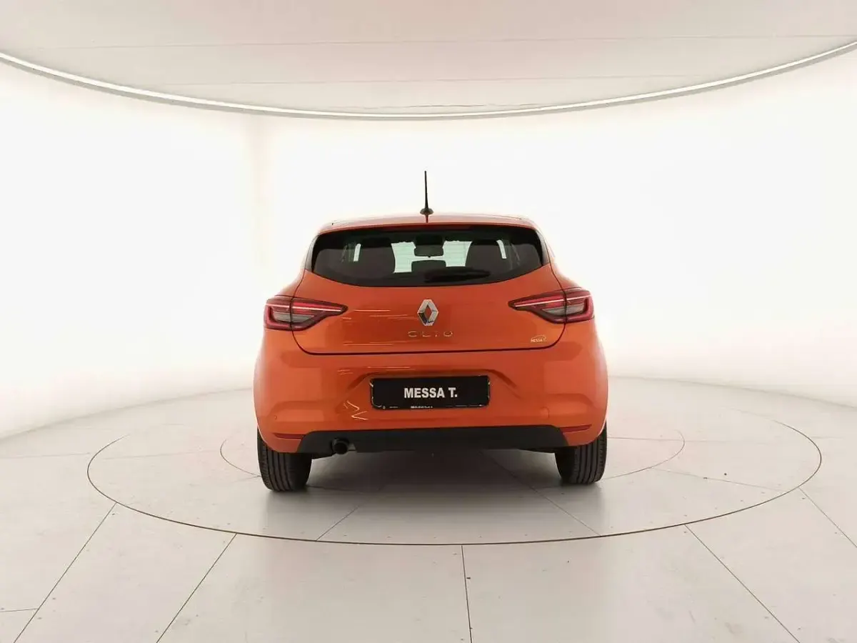 Usata Renault Clio V 67 CV (49 kW) 2023 Arancione Berlina