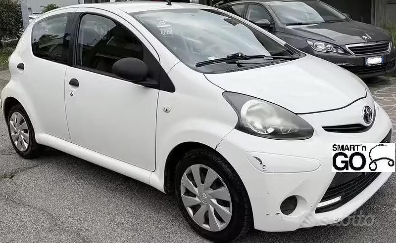Usata Toyota Aygo 68 CV (50 kW) 2013 Bianco Utilitaria