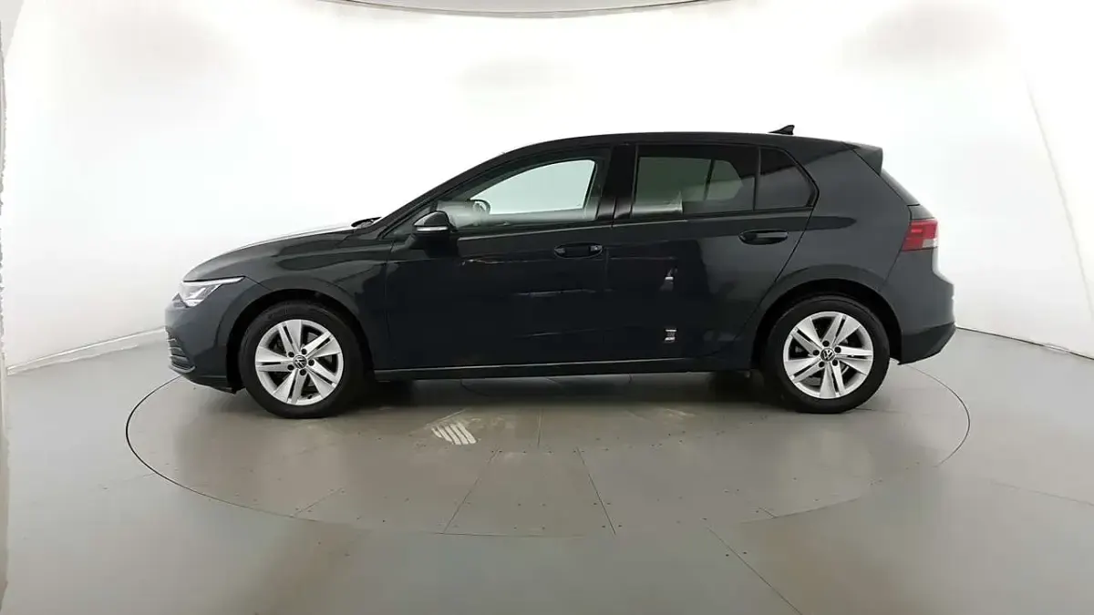 Usata VW Golf VIII Life 110 CV (80 kW) 2020 Grigio urano Berlina