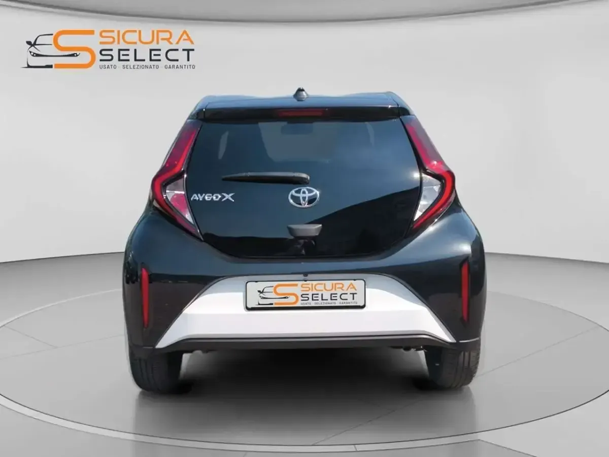 Usata Toyota Aygo X Trend 72 CV (52 kW) 2025 Bianca tetto nero SUV
