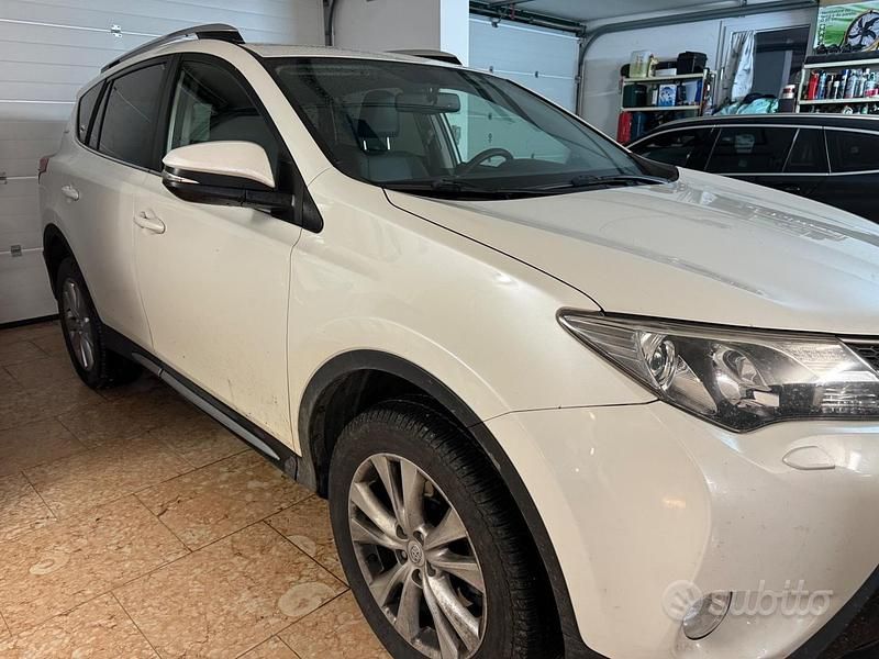 Bianco Usata 2015 Toyota RAV4 Edition Tre volumi | 11.500 € - Immagine 1/4