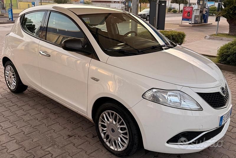 Usata Lancia Ypsilon 69 CV (50 kW) 2018 Bianco Utilitaria