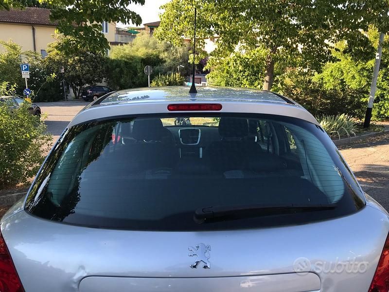 Usata Peugeot 207 70 CV (51 kW) 2014 Argento Berlina