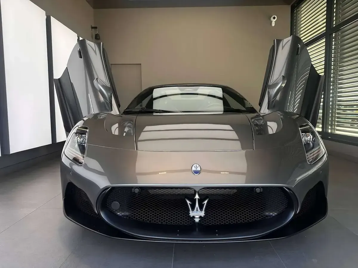 Usata Maserati MC20 630 CV (463 kW) 2024 Grigio mistero Cabrio