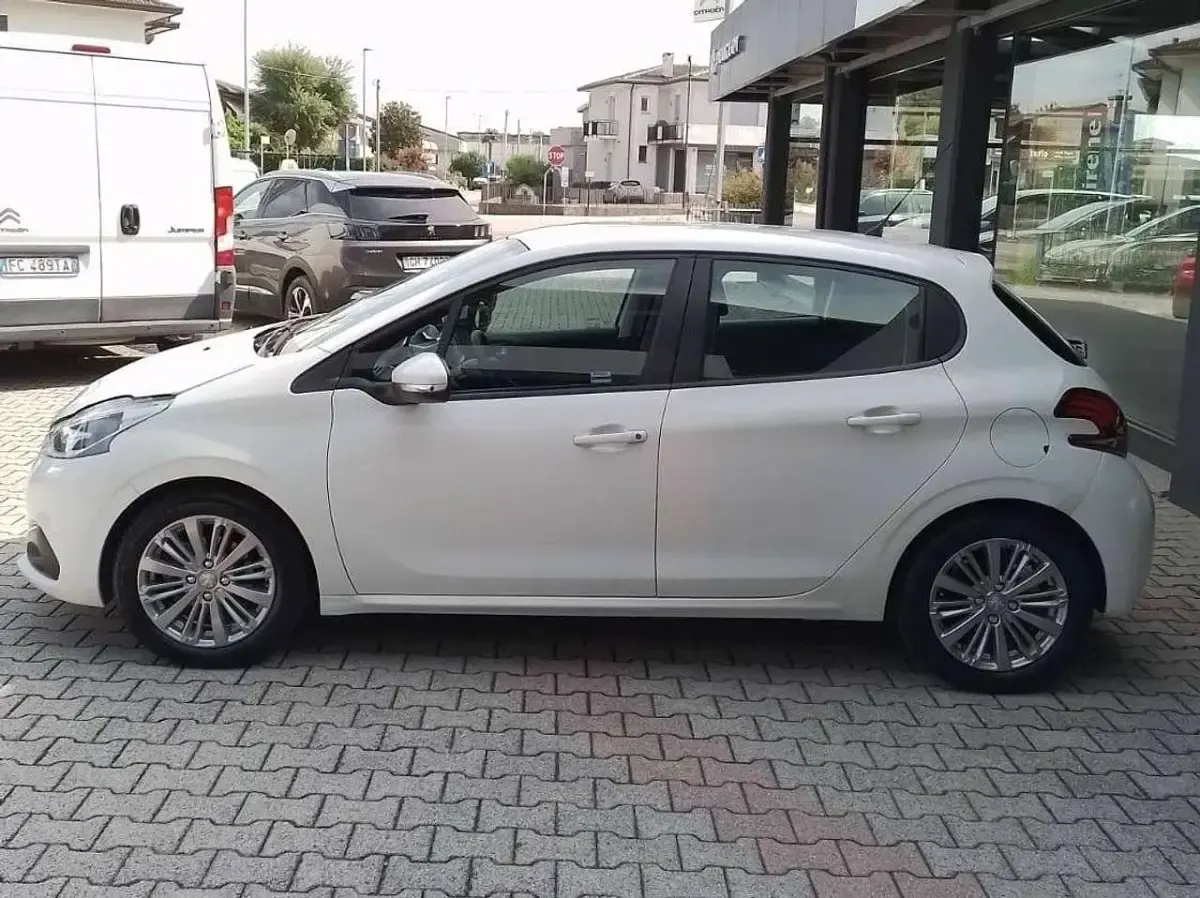 Usata Peugeot 208 Active 82 CV (60 kW) 2018 Bianco Utilitaria