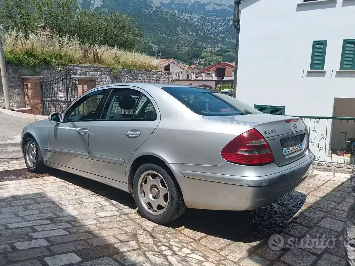 Usata Mercedes E220 150 CV (110 kW) 2004 Grigio Berlina