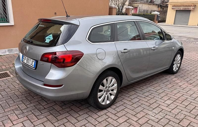 Usata Opel Astra 110 CV (80 kW) 2012 Grigio Station wagon