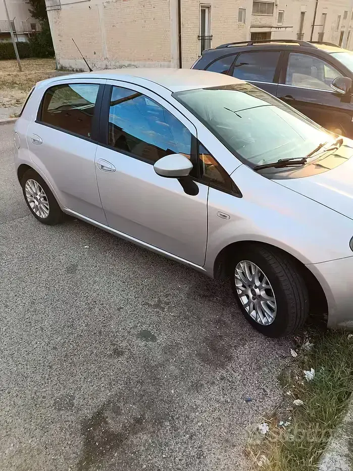 Usata Fiat Grande Punto 69 CV (50 kW) 2011 Grigio Utilitaria