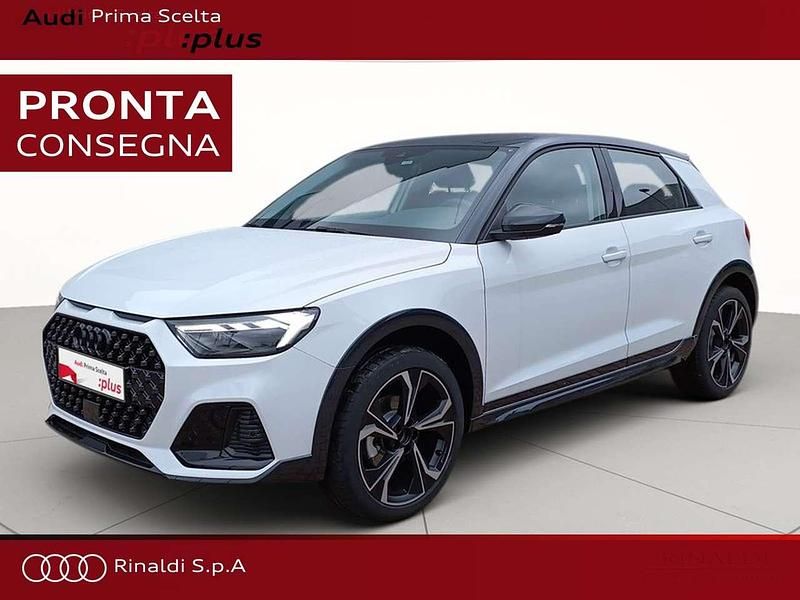 Bianco ghiacciaio metallizzato nero mito Nuova 2025 Audi A1 Comfort Tre volumi | 29.900 € (Cara) - Immagine 1/4