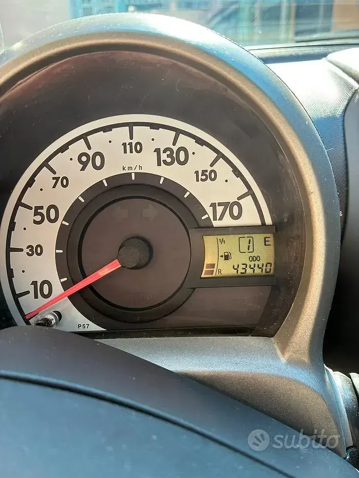 Usata Peugeot 107 68 CV (50 kW) 2011 Nero Utilitaria