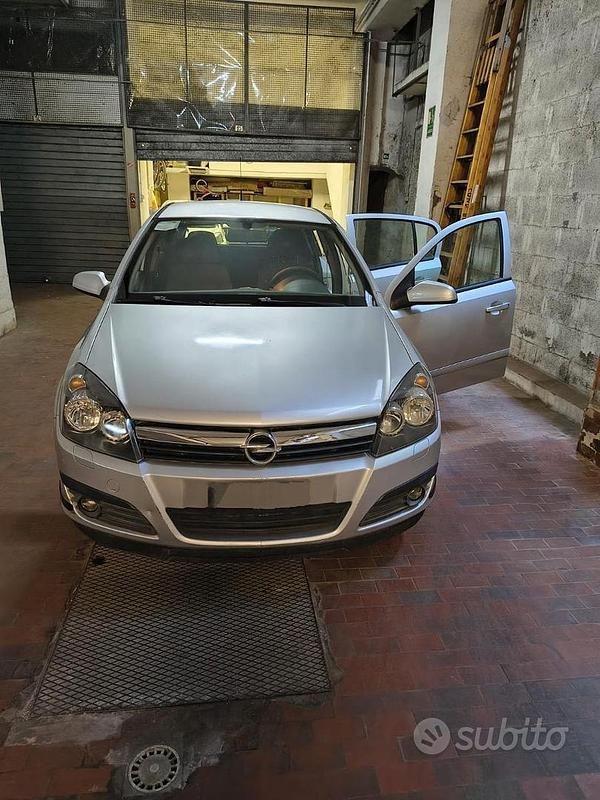 Grigio Usata 2006 Opel Astra Cosmo Tre volumi | 2000 € - Immagine 1/4