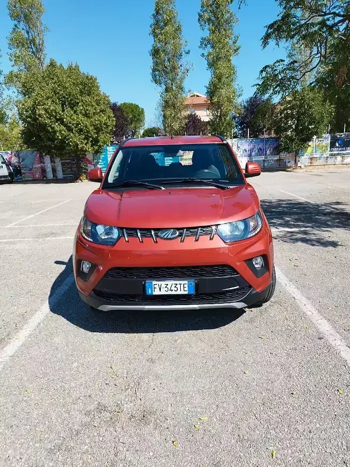 Usata Mahindra KUV100 83 CV (61 kW) 2019 Rosso SUV