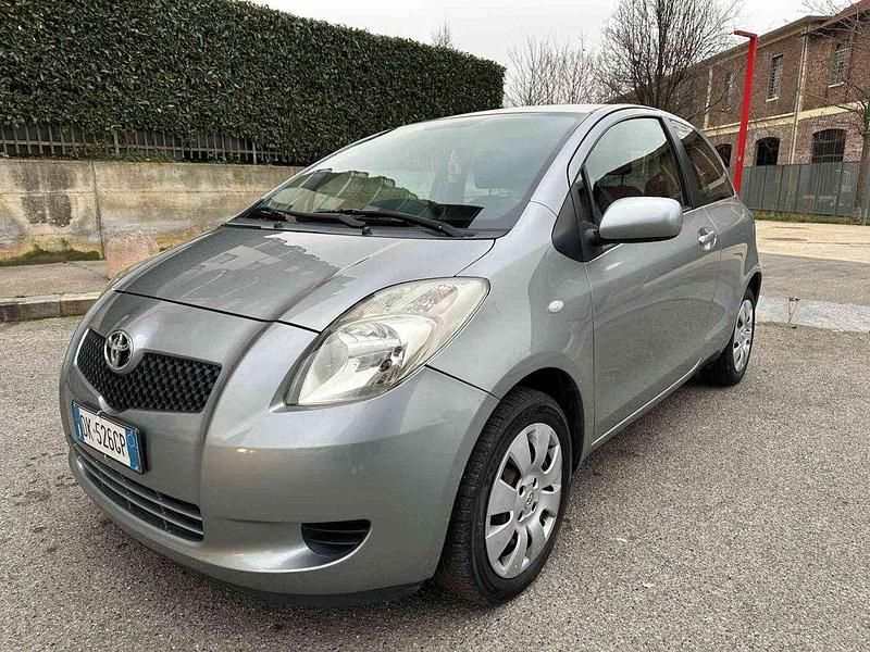 Grigio Usata 2007 Toyota Yaris Sol Due volumi | 3200 € (Buon prezzo) - Immagine 1/4