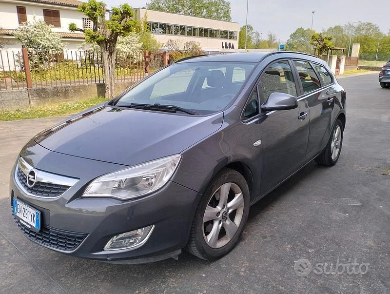 Usata Opel Astra Business 110 CV (80 kW) 2012 Grigio Station wagon