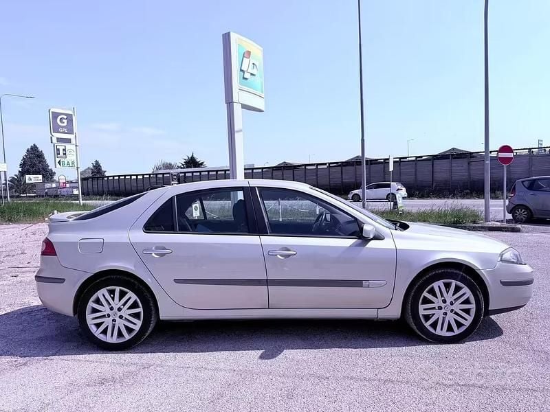 Usata Renault Laguna II Initiale 119 CV (87 kW) 2005 Grigio Berlina