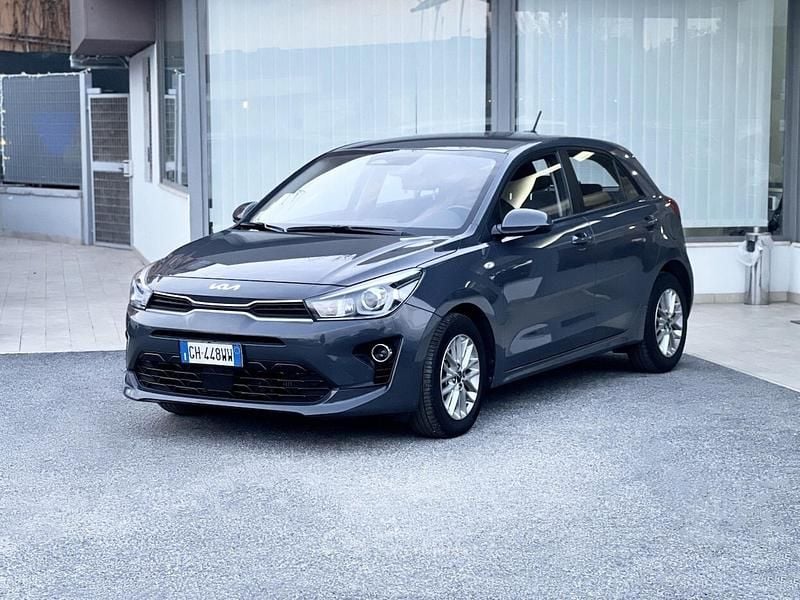 Usata Kia Rio 101 CV (74 kW) 2022 Grigio Berlina