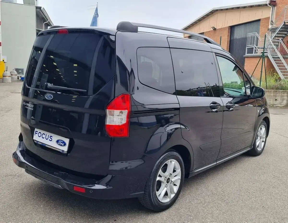 Usata Ford Courier Titanium 99 CV (72 kW) 2019 Nero Monovolume
