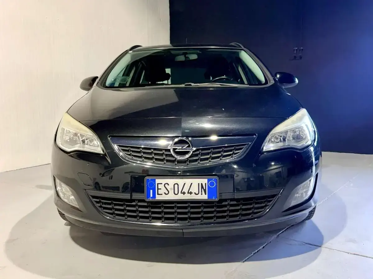 Usata Opel Astra Cosmo 140 CV (102 kW) 2013 Nero Station wagon