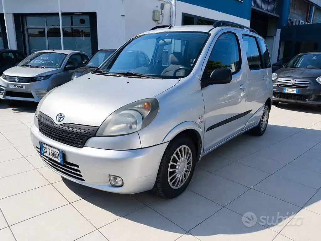 Usata Toyota Yaris Verso 86 CV (63 kW) 2001 Grigio Monovolume