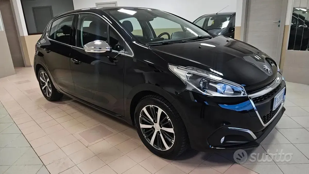 Usata Peugeot 208 Allure 75 CV (55 kW) 2015 Nero Utilitaria