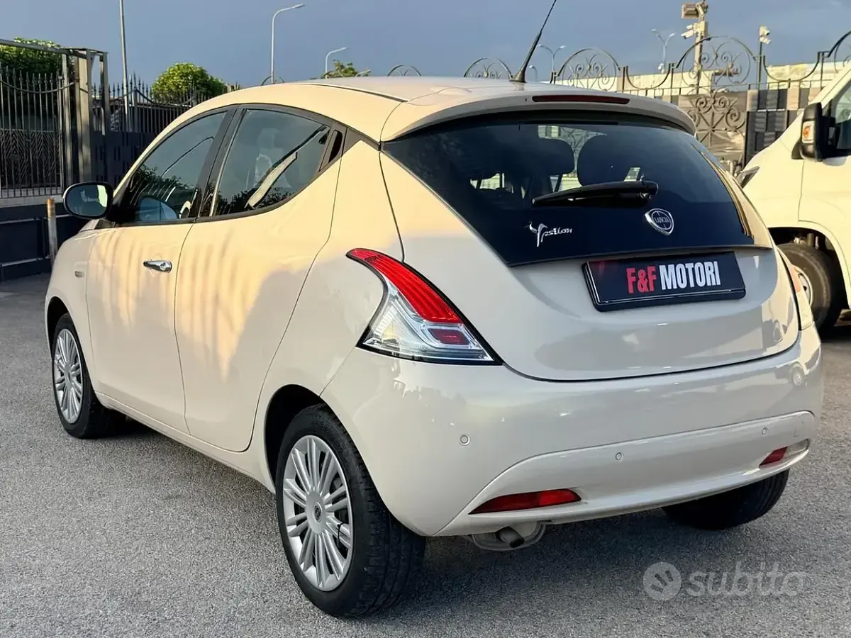 Usata Lancia Ypsilon Gold 69 CV (50 kW) 2018 Bianco Utilitaria