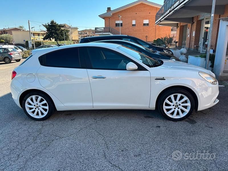 Usata 2013 Alfa Romeo Giulietta Exclusive Tre volumi | 8000 € (Cara) - Immagine 1/4