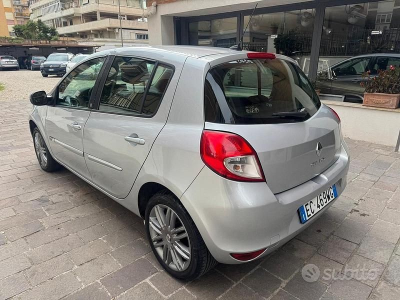 Brugt Renault Clio II Luxe 101 HK (74 kW) 2011 Grå Hatchback