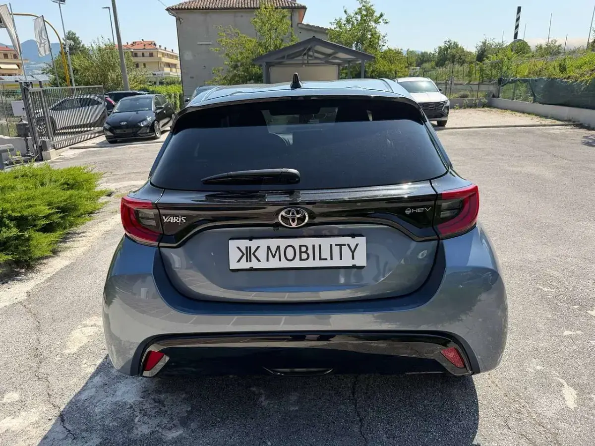 Nuova Toyota Yaris Hybrid Premium 92 CV (67 kW) 2026 Celestite grey Berlina