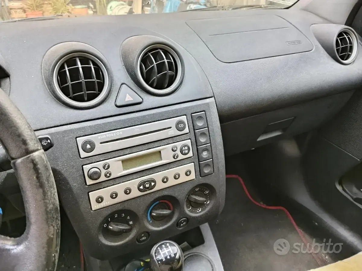 Usata Ford Fiesta 90 CV (66 kW) 2004 Grigio Utilitaria