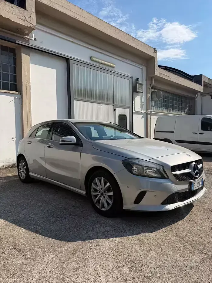 Usata Mercedes A180 Business 109 CV (80 kW) 2017 Grigio Utilitaria