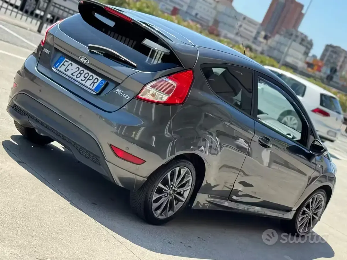Usata Ford Fiesta ST-Line 125 CV (91 kW) 2017 Grigio Utilitaria