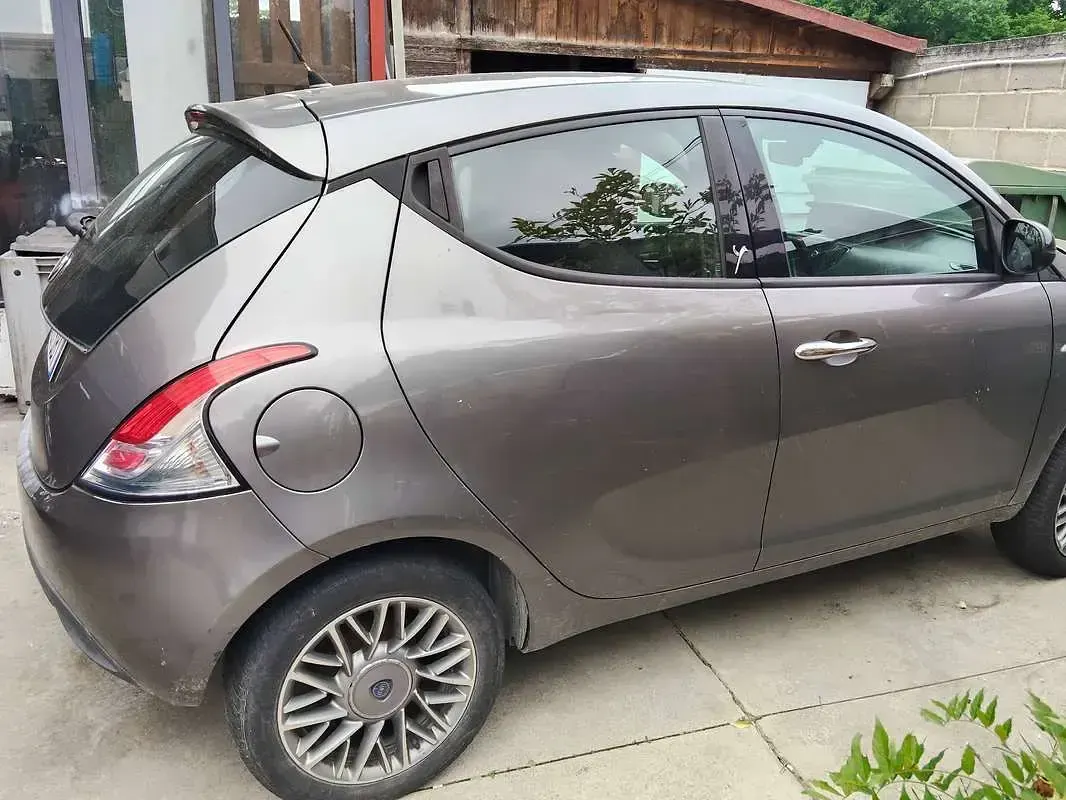 Usata Lancia Ypsilon Gold 95 CV (69 kW) 2013 Grigio Utilitaria