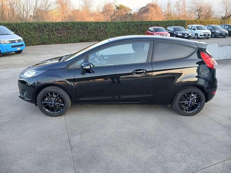 Usata Ford Fiesta 80 CV (58 kW) 2015 Nero Berlina