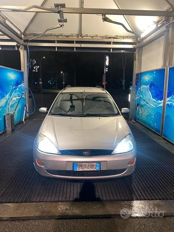 Usata Ford Focus Trend 101 CV (74 kW) 2000 Grigio Station wagon