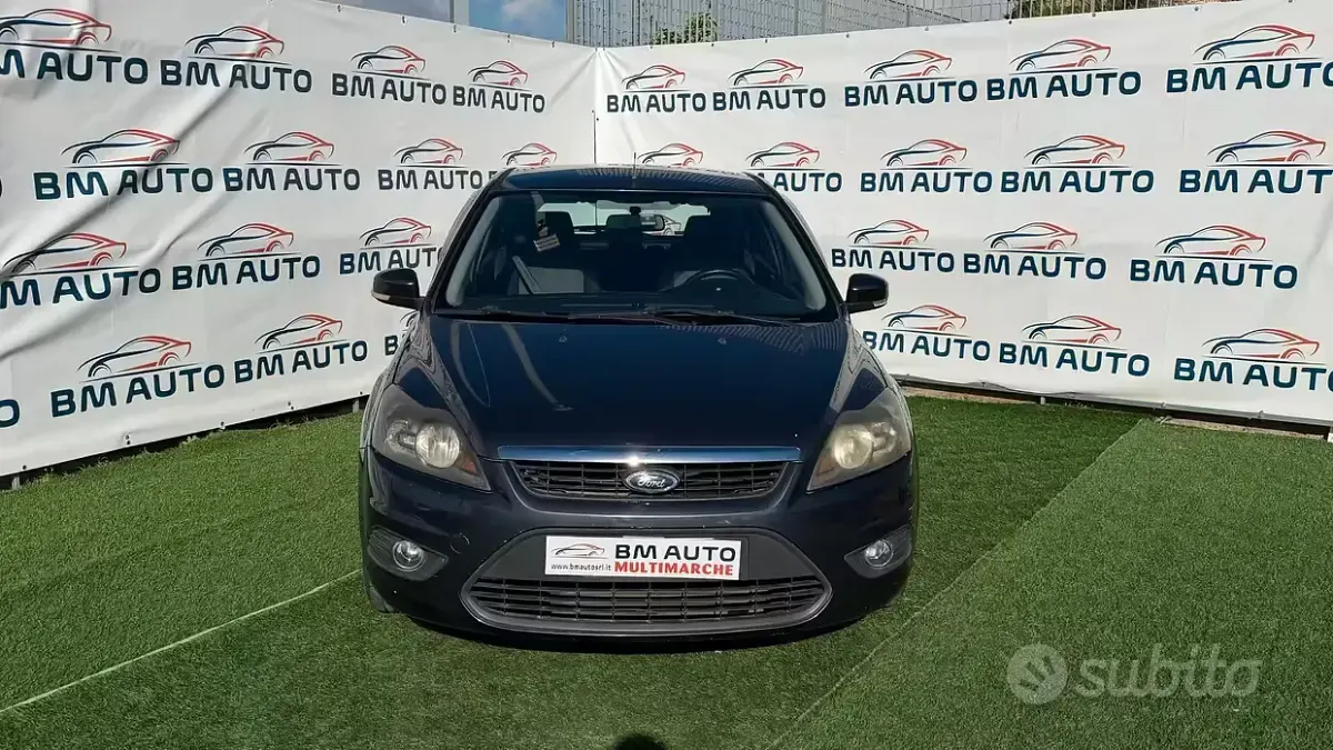 Begagnad Ford Focus Titanium 109 HK (80 kW) 2010 Grå Sedan