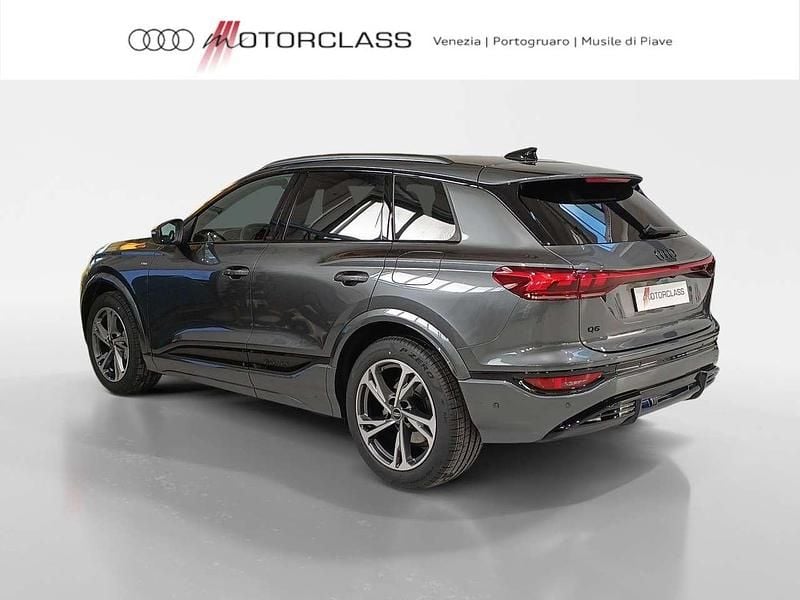 Nuova Audi Q6 e-tron S-Line 100 kW (136 CV) 2026 Grigio daytona perlato SUV