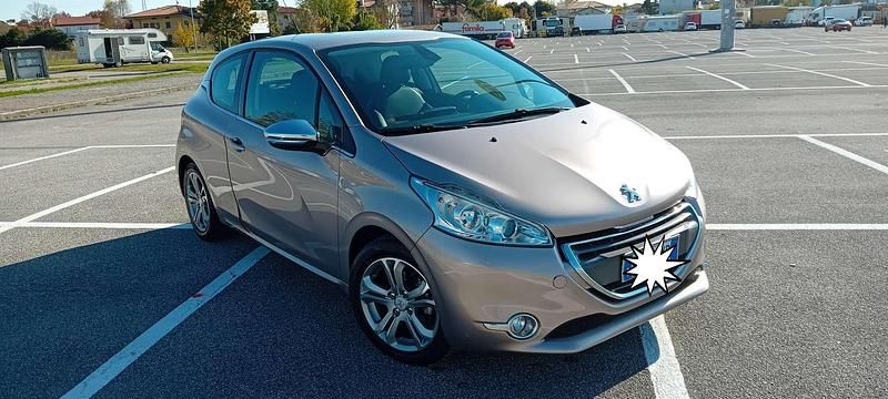 Usata Peugeot 208 Allure 82 CV (60 kW) 2013 Oro Utilitaria