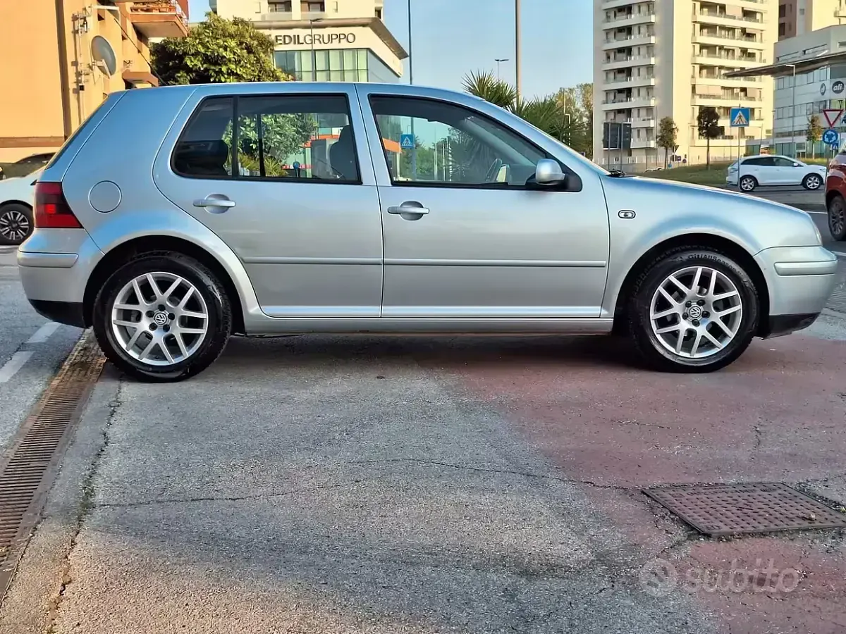 Usado VW Golf IV Highline 102 CV (75 kW) 2002 Gris Berlina