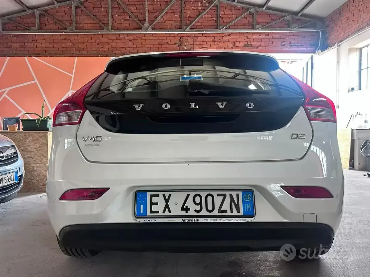 Usata Volvo V40 R-Design Kinetic 115 CV (84 kW) 2015 Bianco Berlina