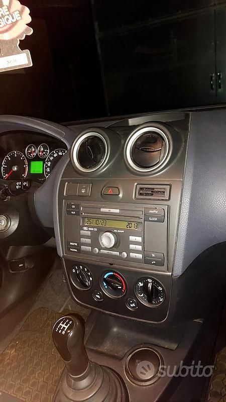 Usata Ford Fiesta 58 CV (42 kW) 2006 Rosso Utilitaria