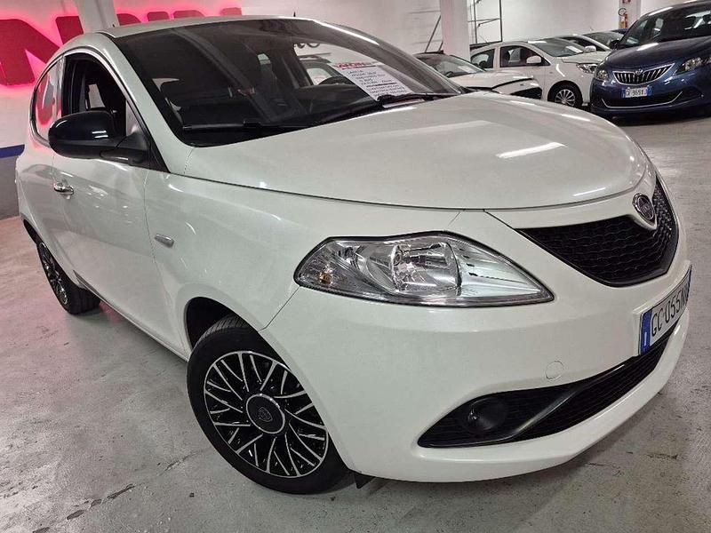 Usata Lancia Ypsilon Gold 69 CV (50 kW) 2020 Bianco metallizzato Utilitaria
