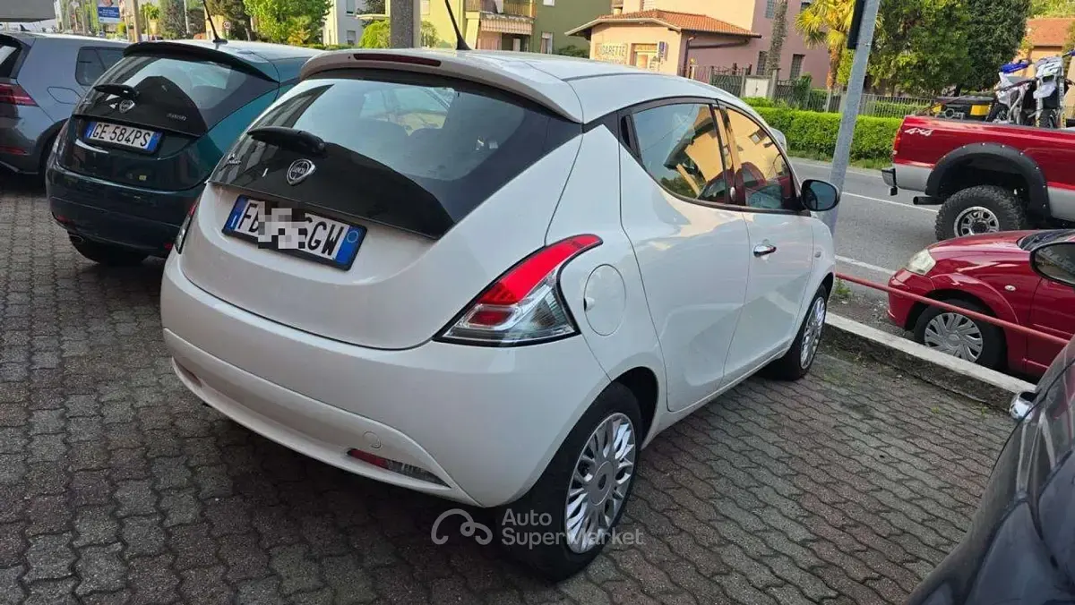 Usata Lancia Ypsilon 69 CV (50 kW) 2016 Bianco Utilitaria