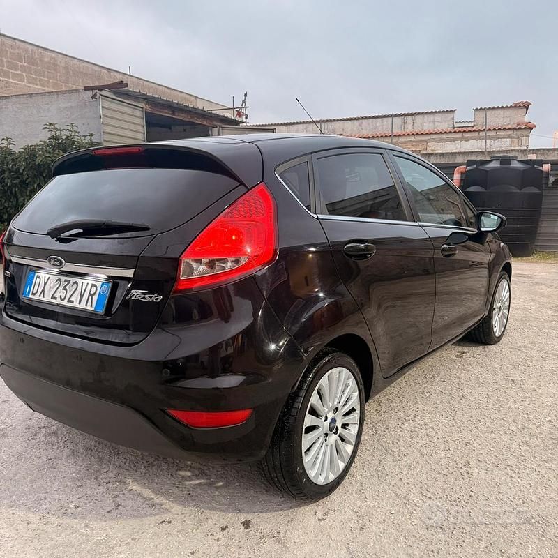 Usata Ford Fiesta 70 CV (51 kW) 2009 Nero Utilitaria