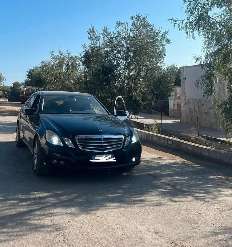 Usata Mercedes E220 170 CV (125 kW) 2009 Blu Berlina