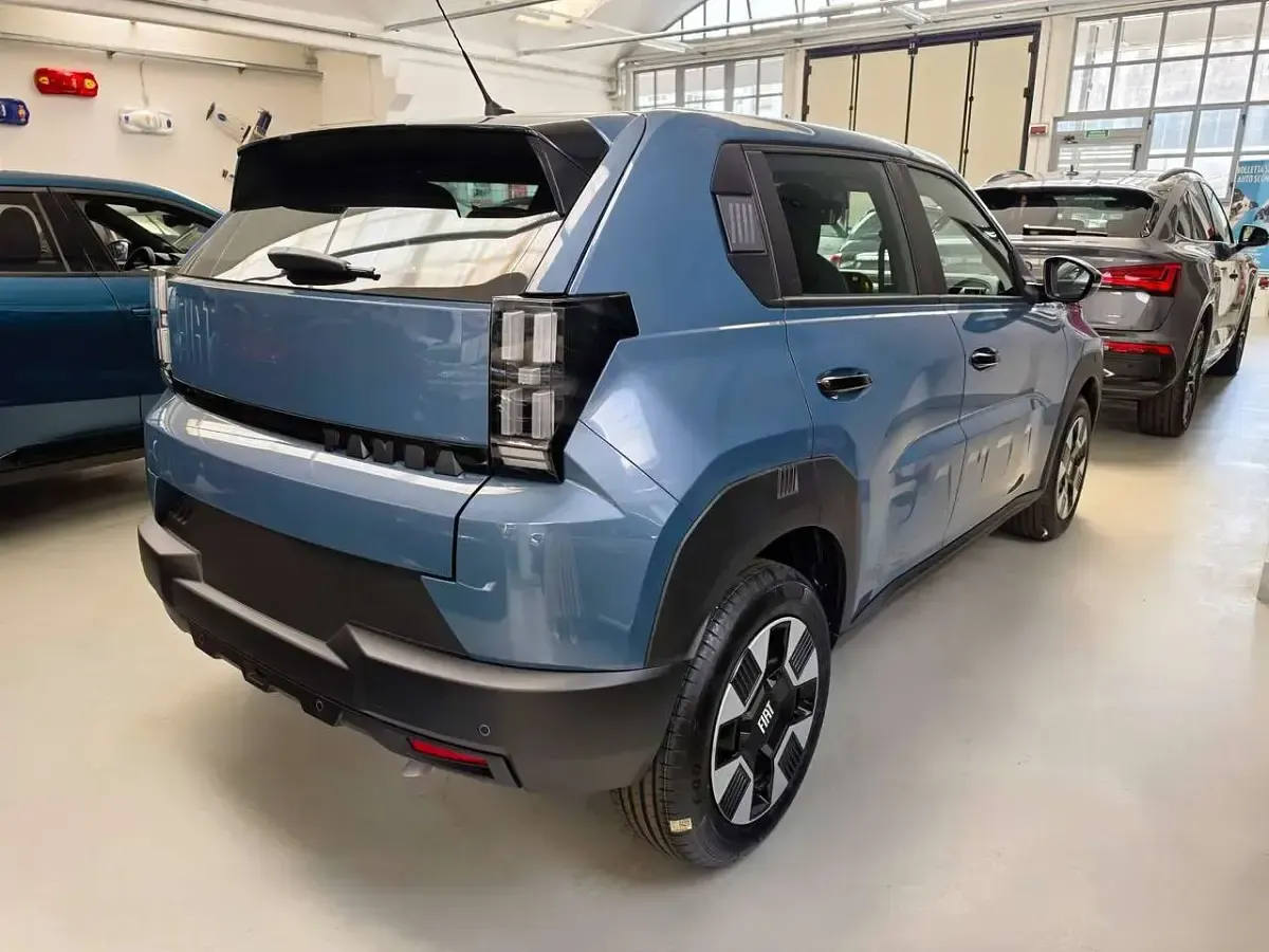 Nuova Fiat Grande Panda Icon 101 CV (74 kW) 2026 Blu lago Utilitaria