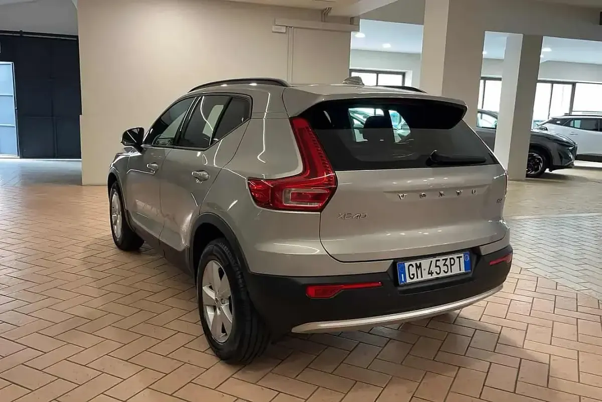 Usata Volvo XC40 129 CV (94 kW) 2023 Silver dawn met SUV