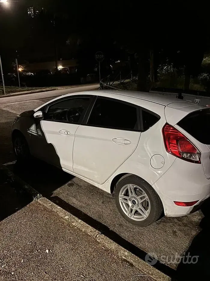 Usata Ford Fiesta 75 CV (55 kW) 2013 Bianco Berlina